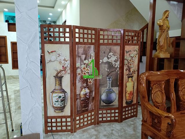 binh phong go che cau thang