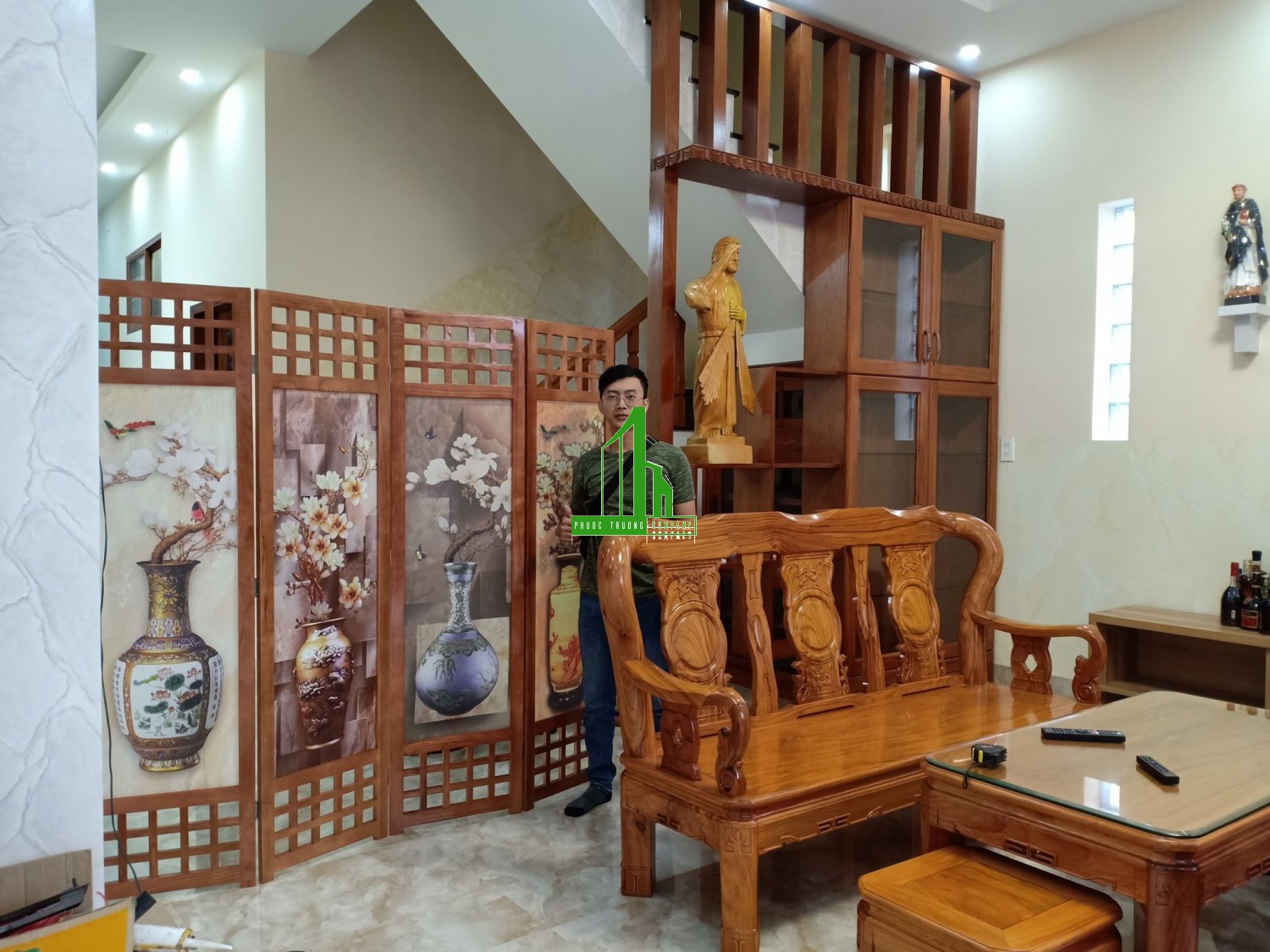 binh phong go ngan phong khach