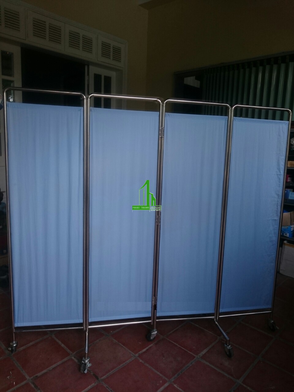 binh phong inox y te co banh xe