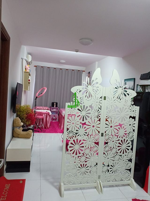 binh phong nhua trang tri canh buom